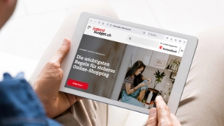 Erwachsene Person hat ein Tablet in der Hand und holt sich Tipps auf dem Elternratgeber jugendbudget.ch.